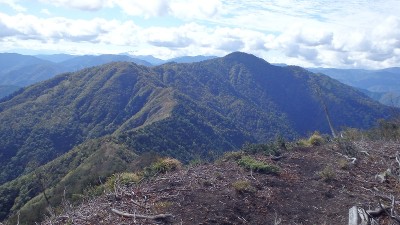 PA150583.jpg (376.93 KiB) 閲覧された回数 3727 回 ・1096jctから小津権現山と縦走稜線