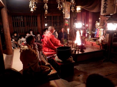 ホラ貝を吹いているのが案内された福森先達