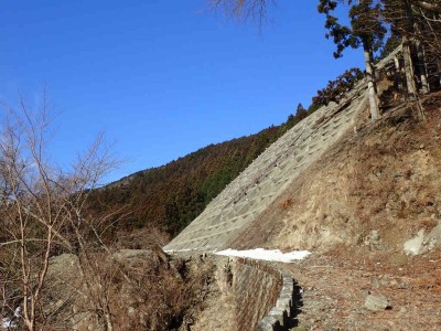 P1120012.jpg (102.08 KiB) 閲覧された回数 3513 回 廃林道の砂防工事