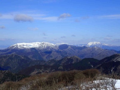 P2090028.jpg (50.78 KiB) 閲覧された回数 2469 回 霊仙(左)と伊吹山(右)