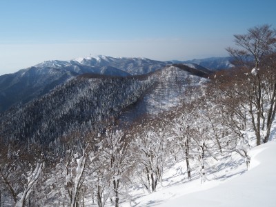 シャクシコバへの尾根より望む蓬莱山