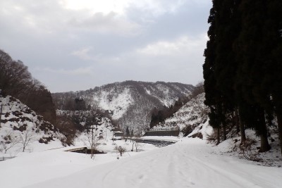 いかにも楽そうな左の尾根を避けて、正面の真っ白な斜面へ