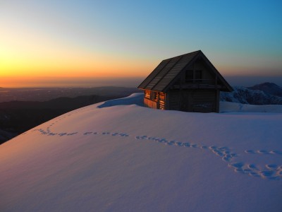 夕方の小屋.JPG