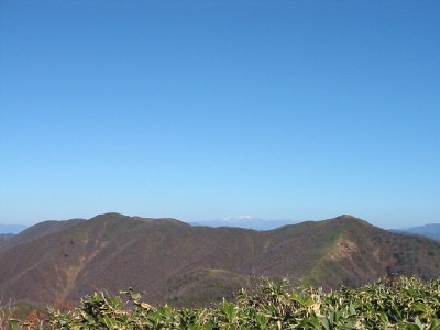 無雪期の山頂から望む笹ヶ峰と大河内山