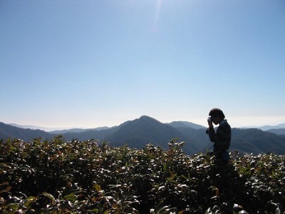 山頂で黄昏る洞吹さんと三周ヶ岳