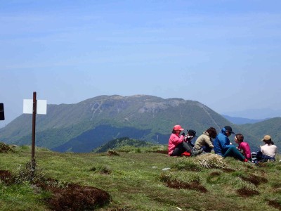 P5100050.jpg (160.03 KiB) 閲覧された回数 6307 回 賑わう竜ケ岳頂上