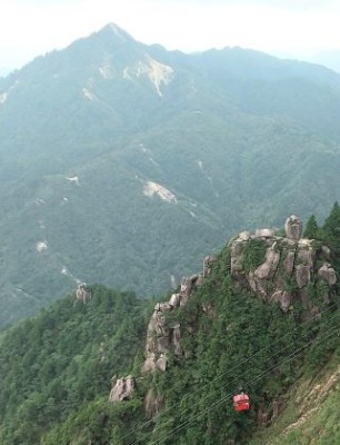 鎌ヶ岳の鋭鋒を望む