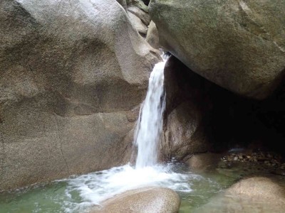 P8020044.jpg (74.19 KiB) 閲覧された回数 6017 回 七ツ釜突き当たりの岩間滝