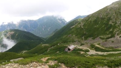 仙丈ヶ岳直下に建つ仙丈小屋で昼ご飯