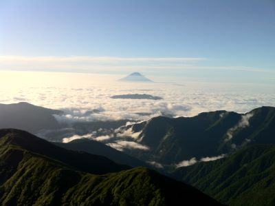 白峰三山縦走路から雲海の富士山