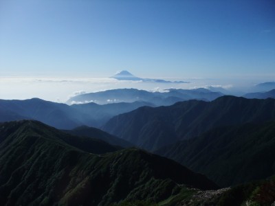 2009_0804_073015.JPG (590.8 KiB) 閲覧された回数 10559 回 北岳から富士山を望む