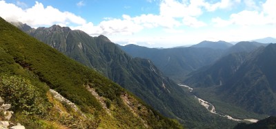 穂高の険しい山並み