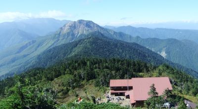 山荘越しに焼岳を望む