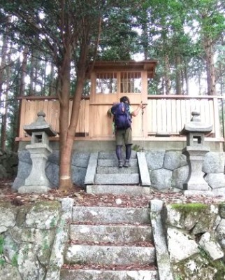 山頂下に建つ石尊大権現