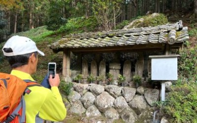 登山口の地蔵さんs.jpg (37.64 KiB) 閲覧された回数 3088 回 登山口の地蔵尊