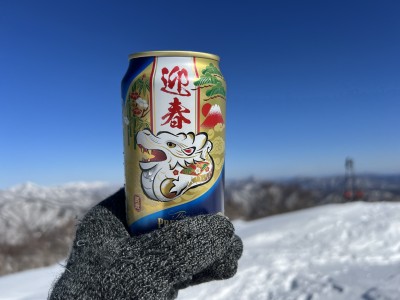 晴天の空と山に乾杯！