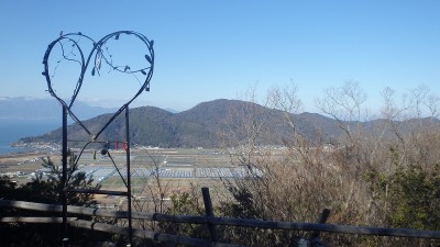 P1050356.jpg (329.43 KiB) 閲覧された回数 3270 回 北の丸の広場。♡マークの飾り枠の前で記念写真を撮る人も多い