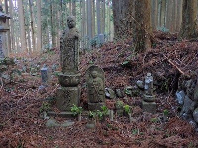 奥峠集落の墓地