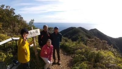 局ヶ頂山頂s.jpg (23.97 KiB) 閲覧された回数 2193 回 局ヶ頂の狭いながらも絶景