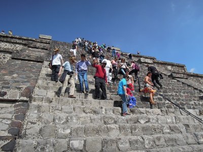 月のピラミッドの階段.JPG (194.47 KiB) 閲覧された回数 4842 回 月のピラミッド 階段がすっごく急だった