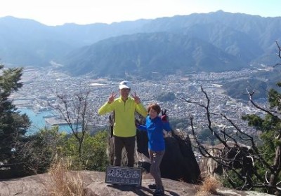 天狗倉山s.jpg (34.16 KiB) 閲覧された回数 13462 回 天狗倉山山頂から尾鷲市内の街並み