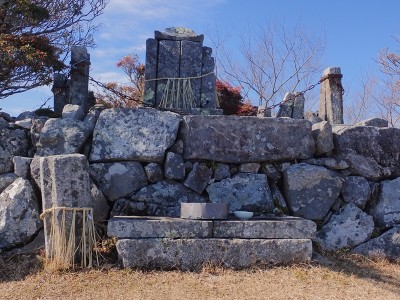 掘坂山の大日如来の祠