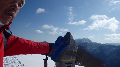 P1290415.jpg (242.57 KiB) 閲覧された回数 6435 回 山頂で(背景は鈴北岳方面)