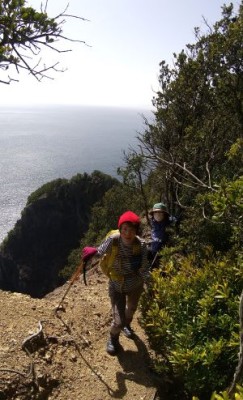 断崖絶壁の尾根を歩s.jpg (45.99 KiB) 閲覧された回数 17465 回 断崖絶壁の明るい尾根を歩く