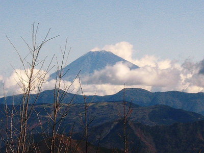 ● 富士山は抜きん出てるよ、雪がホン少しだけ。