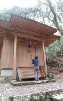 荒神堂の鐘を鳴らすs.jpg