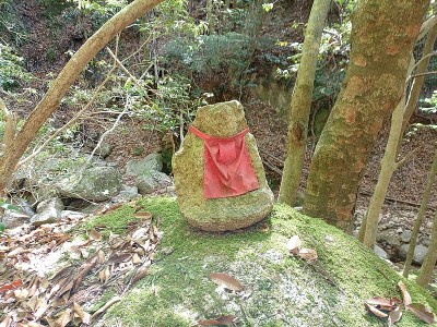 2024-05-05_09-38-50.jpg (262.73 KiB) 閲覧された回数 4442 回 滝の落ち口近くの最初の石仏