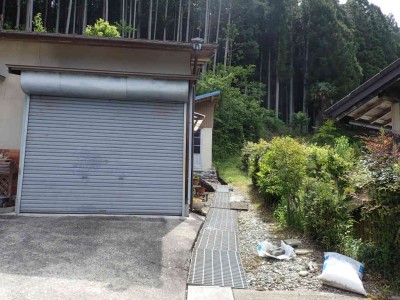 P5090003.jpg (97.34 KiB) 閲覧された回数 4660 回 民家の横を入って行く