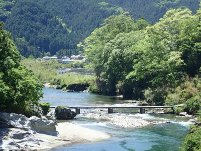 P5090050.jpg (120.23 KiB) 閲覧された回数 4660 回 沈下橋のある風景