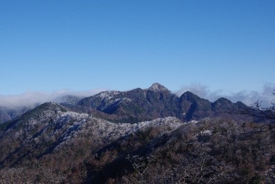 IMGP1199.JPG (49.09 KiB) 閲覧された回数 5338 回 行者還岳への稜線や普賢岳ファミリーも白い