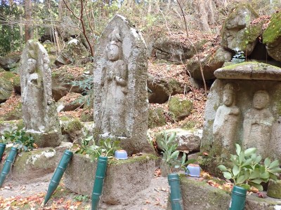 西蔵王堂の石仏