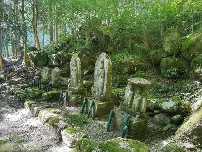 KIMG6091.JPG (264.66 KiB) 閲覧された回数 5291 回 蔵王堂横の石像の上の段に大きな石が!