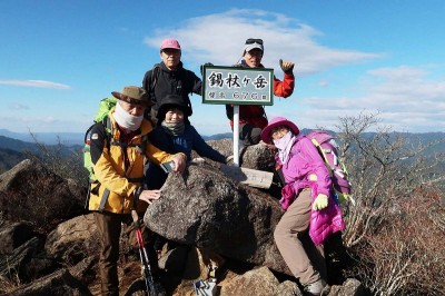 1734441947187.jpg (185.79 KiB) 閲覧された回数 6815 回 山頂で