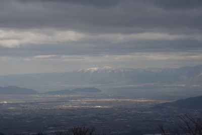 琵琶湖の向こうに湖西の山