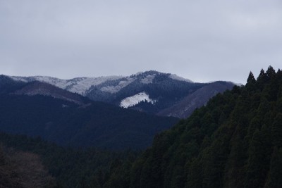 中央の一際白い場所が大崩落地