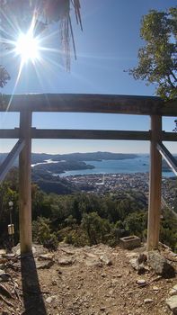 浅間山の鳥居から海を見下ろすs.jpg