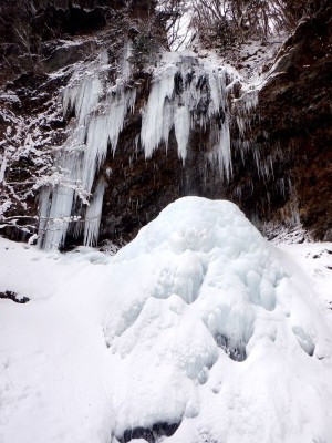 2/11のヌタハラ谷不動滝の氷筍