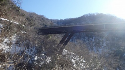 P3100809.jpg (142.47 KiB) 閲覧された回数 2948 回 山壁に突き刺さった道路?