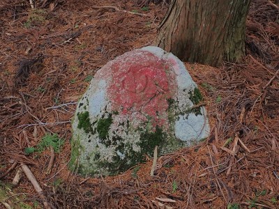 自然石に掘られた山マーク