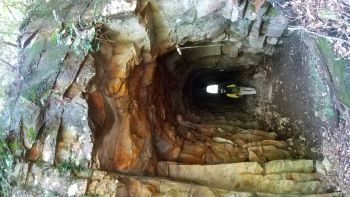手掘りトンネルs.JPG