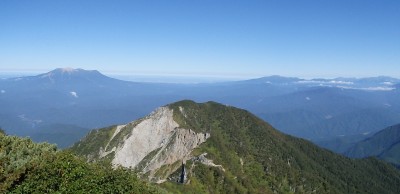 木曾前岳から麦草岳(左奥：御嶽、右奥：乗鞍岳)
