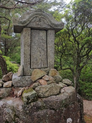 愛宕山の石の祠