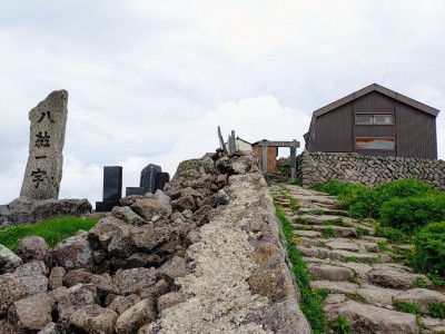 2025-06-25_10-58-36~2.jpg (238.84 KiB) 閲覧された回数 2334 回 月山山頂の月山神社(御祭神は月読命)