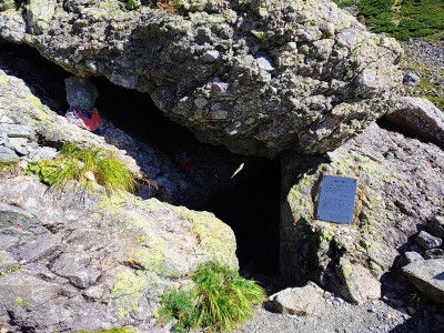 2025-09-06_08-30-52~2.jpg (232.22 KiB) 閲覧された回数 18218 回 播隆窟(坊主の岩小屋)