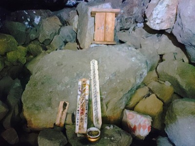 2025-09-06_08-32-41~2.jpg (103.69 KiB) 閲覧された回数 18218 回 播隆窟内部の祠