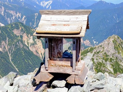 2025-09-06_11-56-59_0001~2.jpg (176.09 KiB) 閲覧された回数 18227 回 槍ヶ岳山頂の祠(扉片側と裏板が破損で貫通していた)